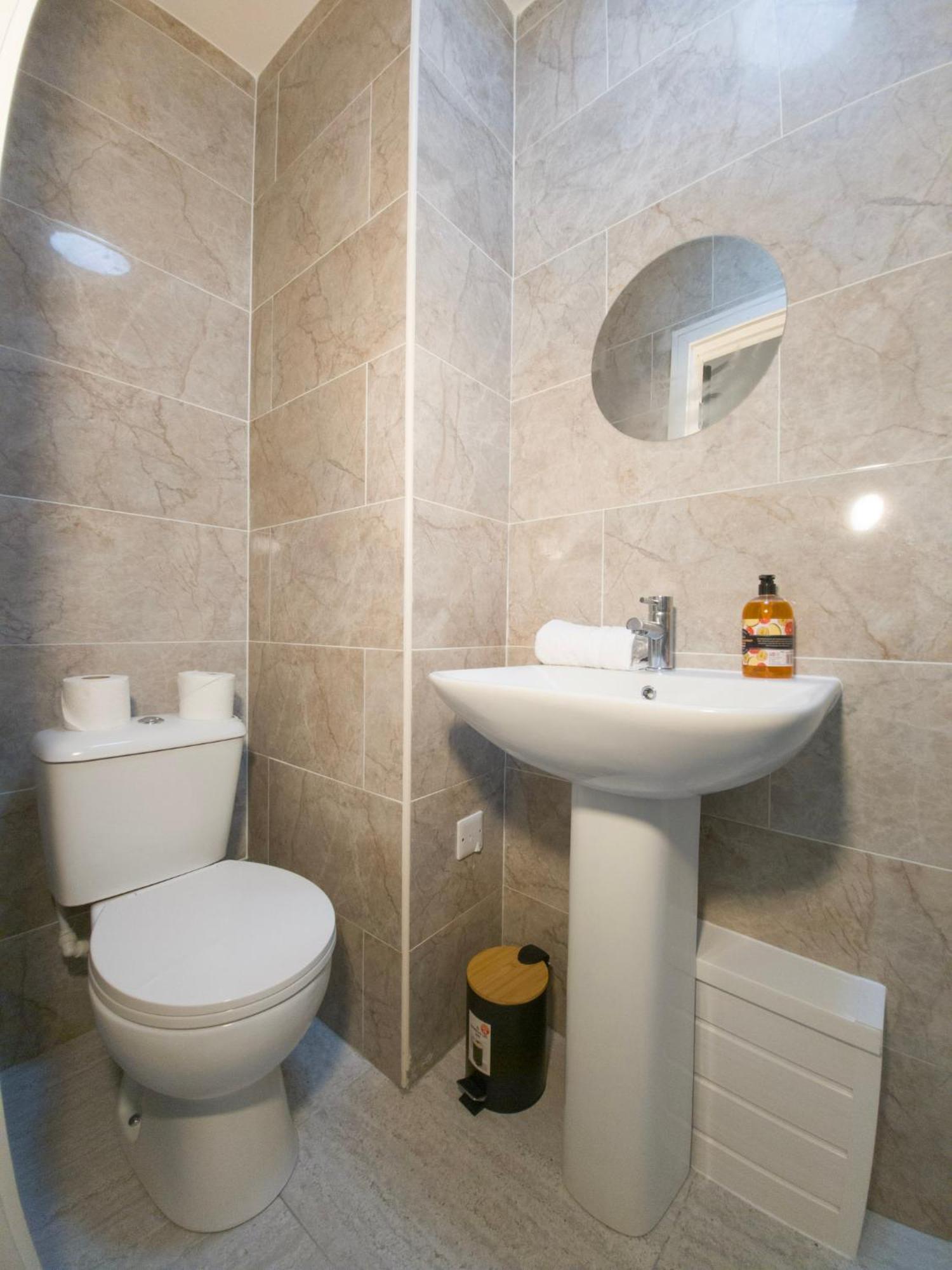 Plenty Of Parking Available; 3 Bedroom Apartment By Property Promise Кардиф Екстериор снимка