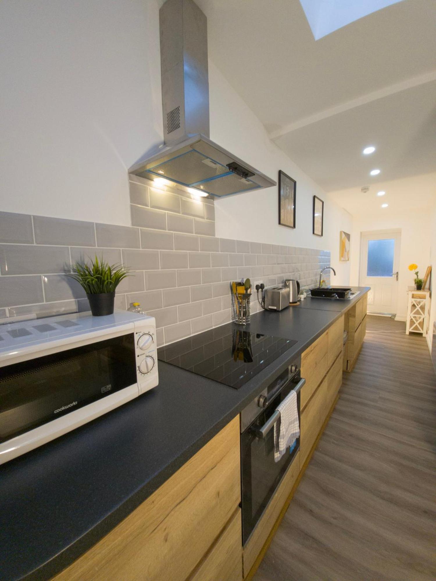 Plenty Of Parking Available; 3 Bedroom Apartment By Property Promise Кардиф Екстериор снимка