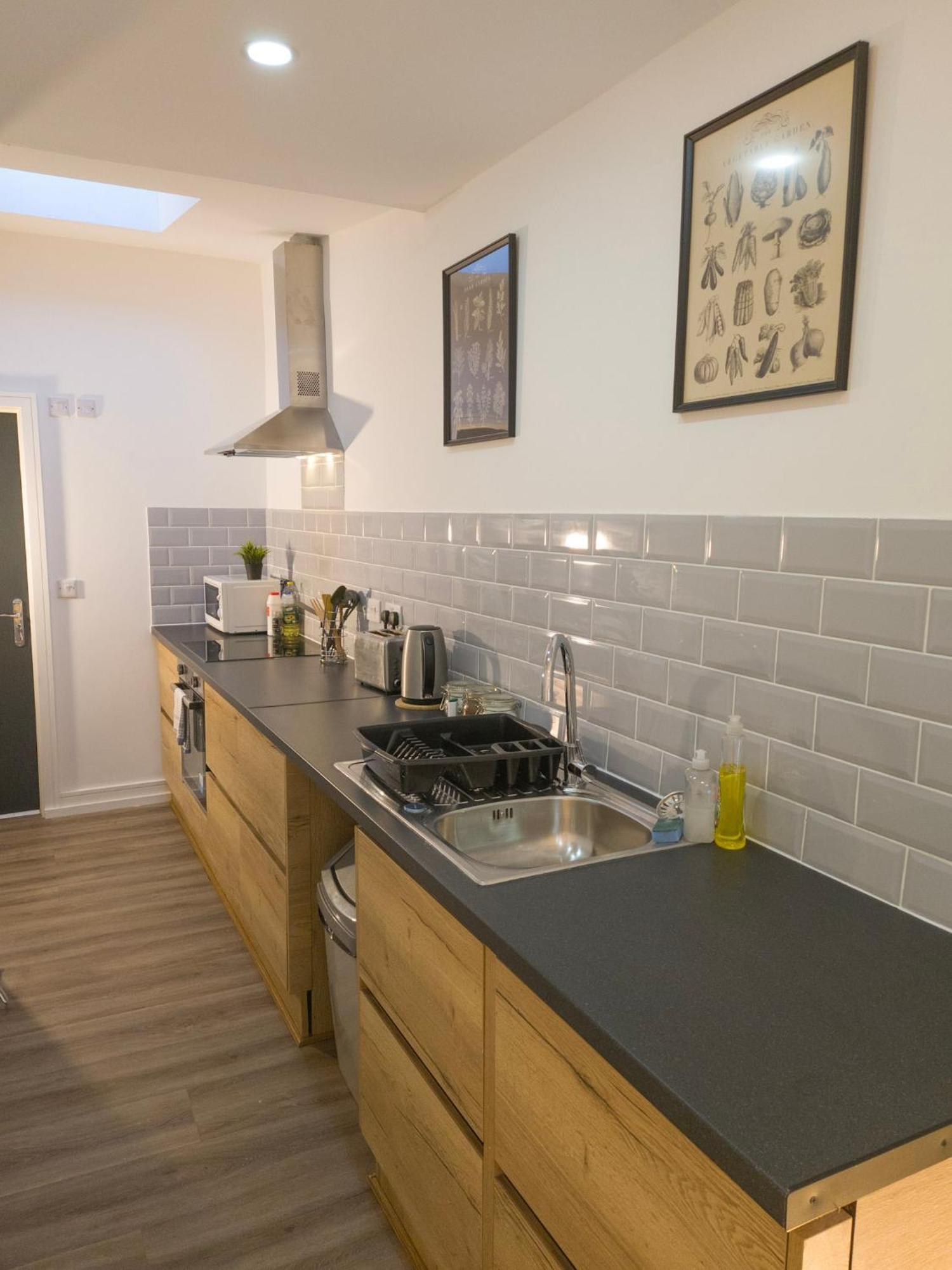 Plenty Of Parking Available; 3 Bedroom Apartment By Property Promise Кардиф Екстериор снимка