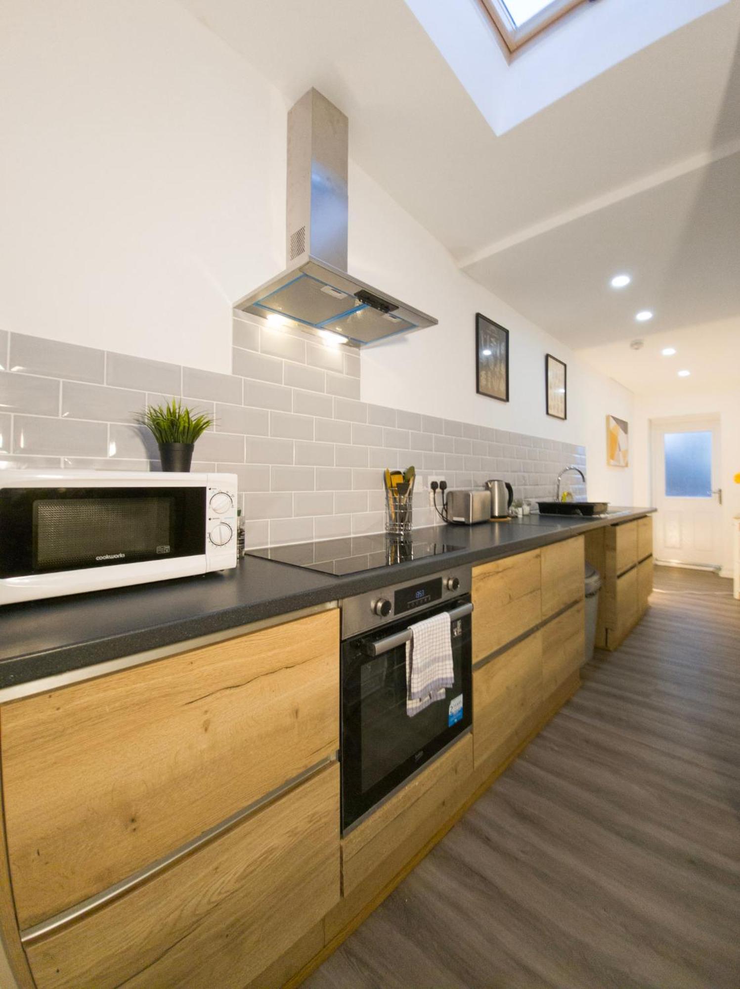 Plenty Of Parking Available; 3 Bedroom Apartment By Property Promise Кардиф Екстериор снимка