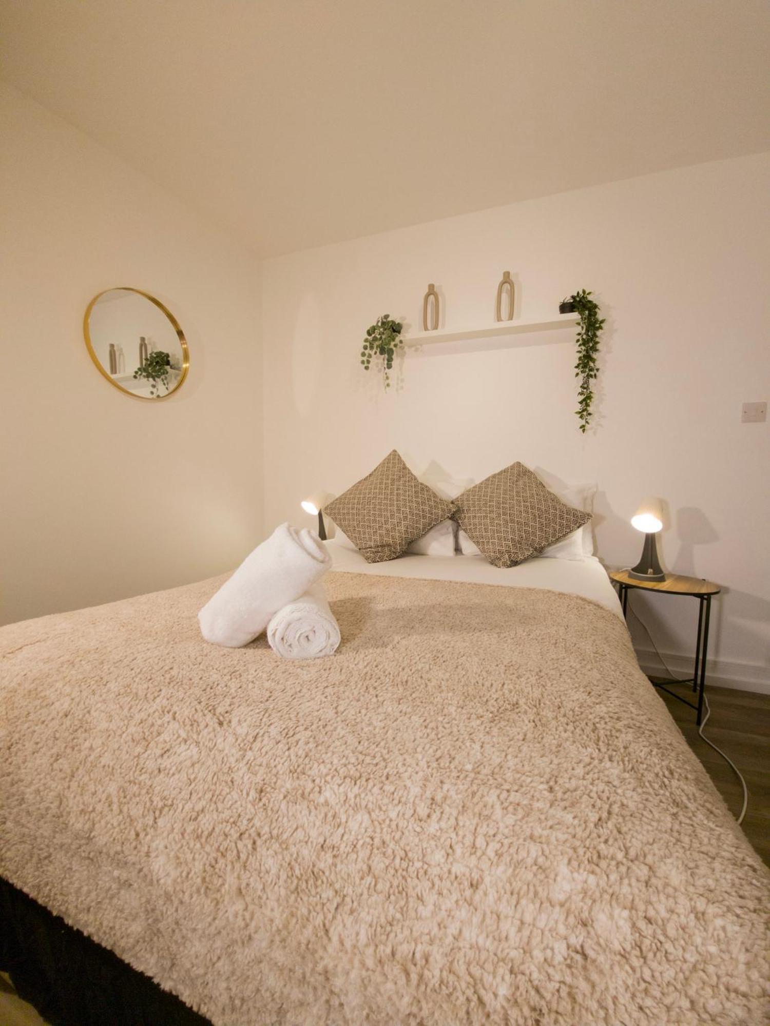 Plenty Of Parking Available; 3 Bedroom Apartment By Property Promise Кардиф Екстериор снимка