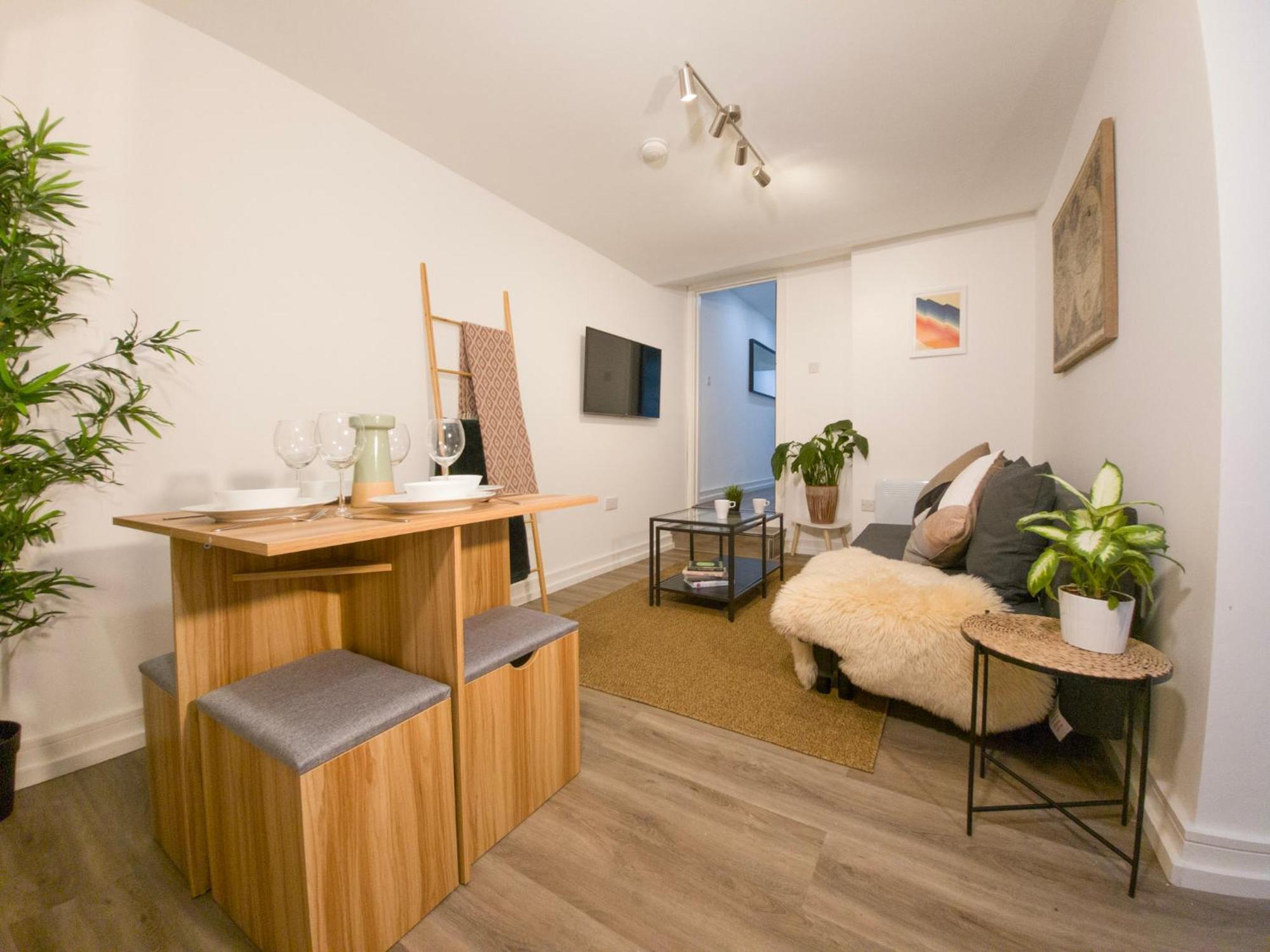 Plenty Of Parking Available; 3 Bedroom Apartment By Property Promise Кардиф Екстериор снимка