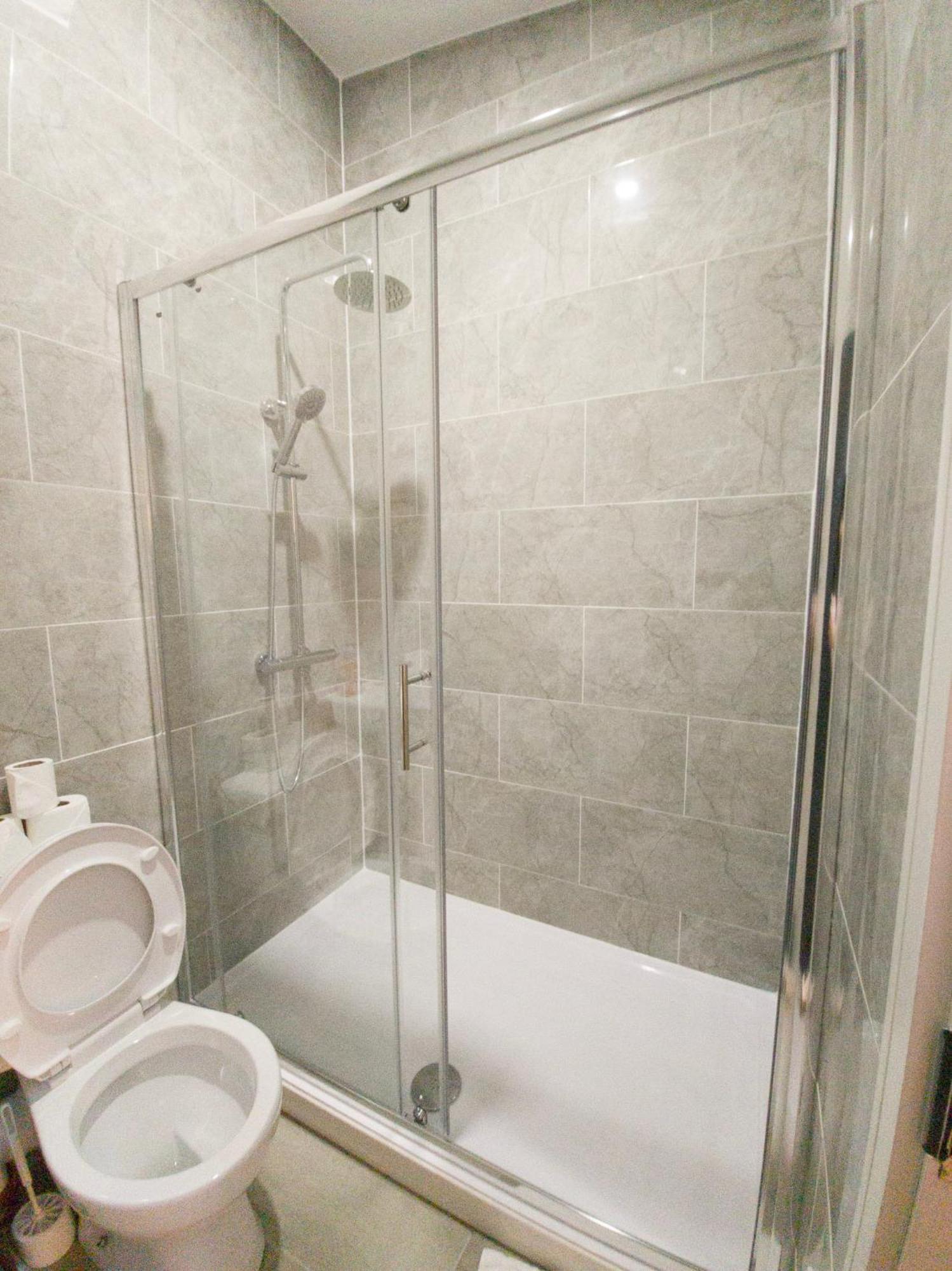 Plenty Of Parking Available; 3 Bedroom Apartment By Property Promise Кардиф Екстериор снимка