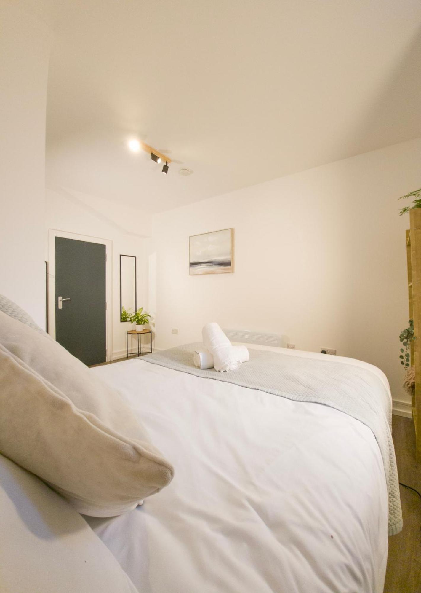 Plenty Of Parking Available; 3 Bedroom Apartment By Property Promise Кардиф Екстериор снимка