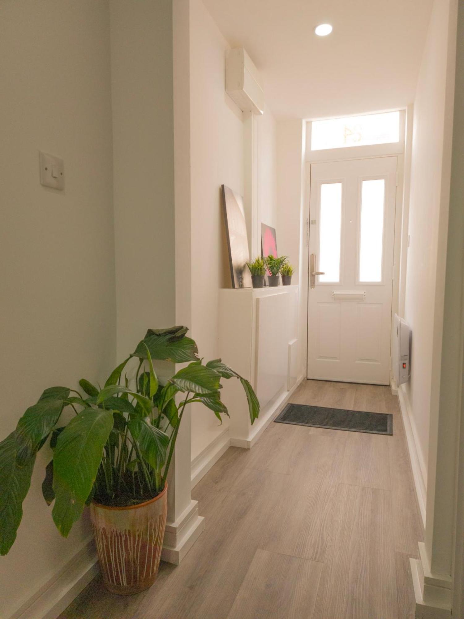 Plenty Of Parking Available; 3 Bedroom Apartment By Property Promise Кардиф Екстериор снимка