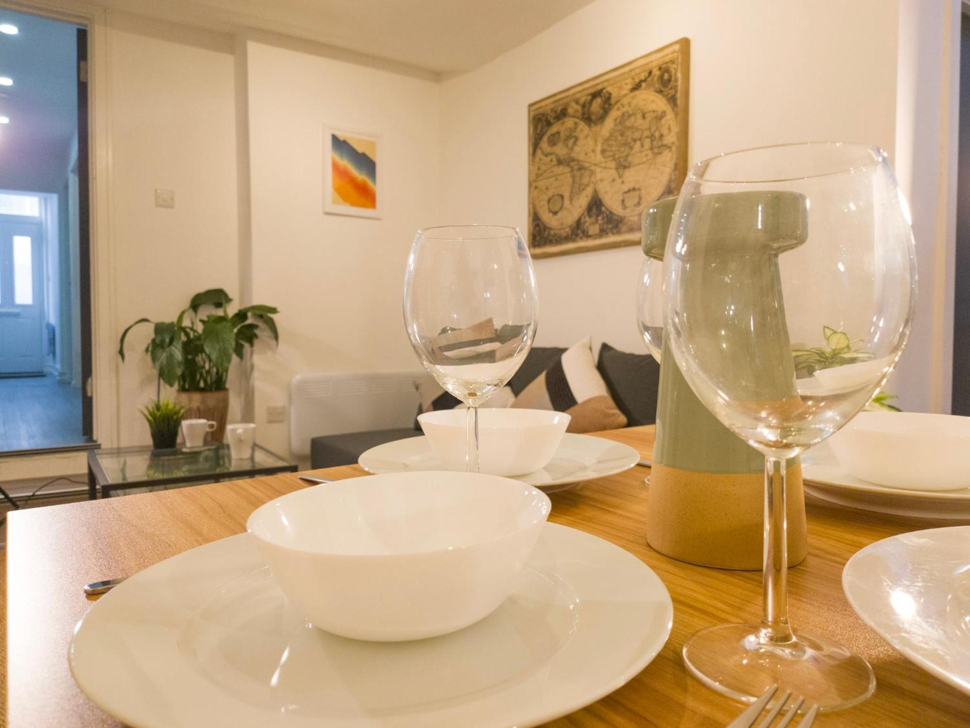 Plenty Of Parking Available; 3 Bedroom Apartment By Property Promise Кардиф Екстериор снимка