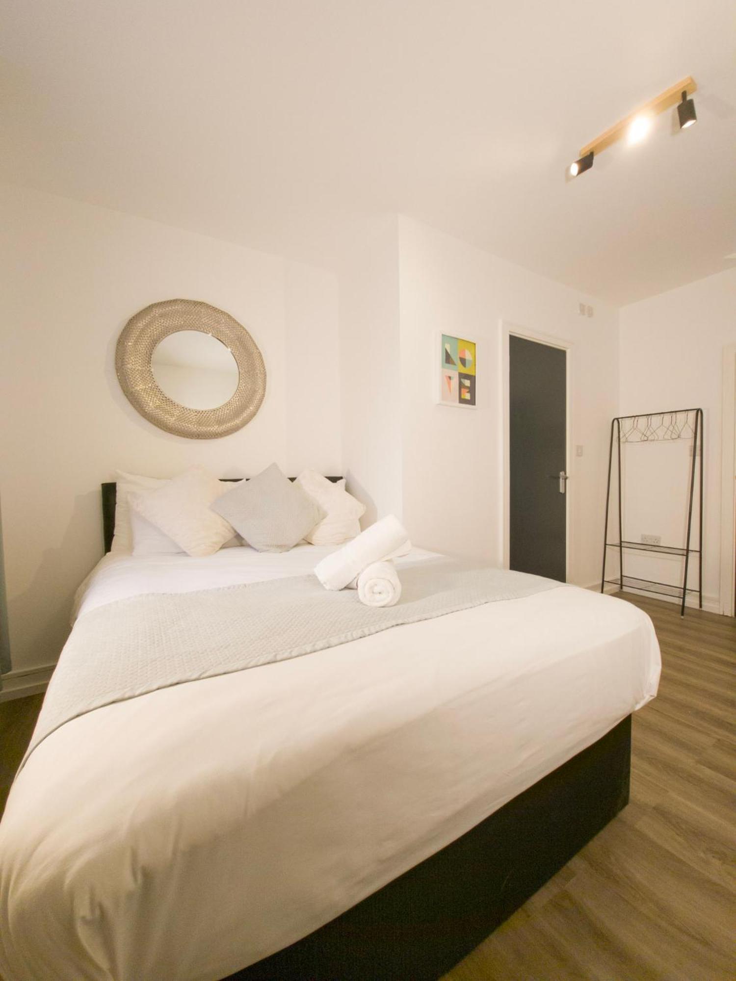 Plenty Of Parking Available; 3 Bedroom Apartment By Property Promise Кардиф Екстериор снимка