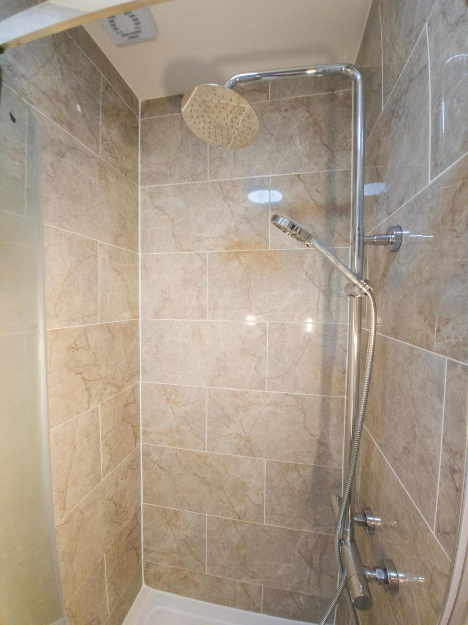 Plenty Of Parking Available; 3 Bedroom Apartment By Property Promise Кардиф Екстериор снимка